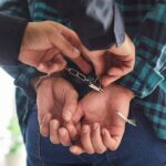 Lucknow: पुलिस ने दो चोरों को किया गिरफ्तार, दिन में करते रेकी… रात में वारदात को देते अंजाम; जेवर बरामद