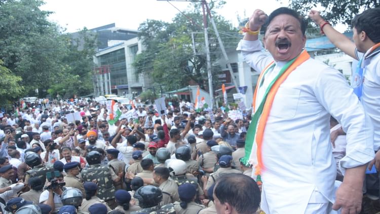 Dehradun: Congress Marched Towards Raj Bhawan, Climbed The Barricades And Raised Slogans, 150 Workers Detained – Amar Ujala Hindi News Live